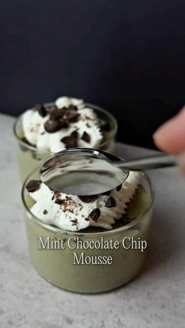 Dessert that’s actually packed with protein.

Mint Chocolate Chip Protein Mousse. 🌿🍫

Nearly 30g of protein per serving and takes 5 minutes to prep.

2 servings:
Blend 1 cup cottage cheese with:
• 2 scoops Naked Nutrition Vanilla Naked Whey Iso
• 1 tbsp pure maple syrup or honey
• 1 tbsp cashew butter
• 1/4 tsp peppermint extract
• 2-3 drops natural green food coloring (optional)

Blend until completely smooth.

Lightly pulse in 1 tbsp chopped dark chocolate.

Chill for 30 minutes.

It tastes like mint chocolate chip ice cream( you can freeze it too)

You’re getting protein, not a sugar crash.

Save this for when the dessert craving hits. 🤍

#proteinpacked #glutenfree #healthydessert #proteindessert #easyrecipes
