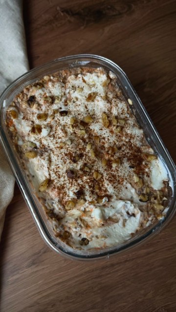 High protein carrot cake overnight oats with a white chocolate “icing” layer thanks to @simplydessertsnatural 🤍

Easy, healthy breakfast recipe that tastes like dessert but actually keeps you full.

30g of protein per serving!

If you’re trying to eat healthier without feeling restricted, this is one of those recipes that makes it easy. Balanced carbs, protein, and healthy fats so you’re not hungry an hour later.

Perfect for meal prep, quick mornings, or when you want something sweet that still fits your goals.

Recipe link in bio.

#overnightoats #carrotcake #easyrecipe #proteinpacked #healthybreakfast