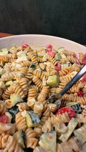 This lemon dill pasta salad is one of those meals that’s simple, fresh and actually keeps you full

High protein, balanced and easy to throw together for meal prep, lunch or a quick dinner when you don’t feel like cooking

The blended cottage cheese dressing makes it creamy without feeling heavy and blending the dill right into the sauce gives it so much flavor

I added a little feta too, but that part’s optional 🤍

✨Base
•8 oz protein pasta
• 1 cup cucumber, chopped
• 1/2 cup cherry tomatoes, halved
• Optional: 1/4 red onion, finely diced
•Optional feta cheese

✨Creamy Lemon Dill Dressing
•3/4 cup cottage cheese (I used @good_culture) 
•1 tbsp olive oil
•Juice of 1 lemon
•1 tsp Dijon mustard
• 1 small garlic clove
•1/4 cup fresh dill
•Salt + pepper

1.Cook pasta and rinse with cold water
2.Blend dressing ingredients until smooth
3.Add pasta, cucumber, tomatoes and optional red onion to a bowl
4.Toss with dressing and top with optional feta

#pastasalad #easyrecipes #healthyrecipe #cottagecheese #proteinpacked