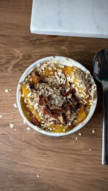 Healthy breakfasts and desserts don’t have to be complicated.
🍑🤍

This peach cobbler yogurt bowl comes together in minutes with protein-rich Greek yogurt, warm cinnamon peaches and a toasted oat and pecan crumble that tastes like the top of a fresh peach cobbler.

Sweet enough to feel like dessert, balanced enough to keep you full.

Recipe
• 3/4 cup plain Greek yogurt • 1/2 cup frozen peaches, thawed and warmed • 1 tsp vanilla extract • 1-2 tsp maple syrup (depending how sweet you want) • 1 tsp cinnamon

Cobbler Topping • 1 tbsp sprouted rolled oats, lightly toasted • 1 tbsp chopped pecans • Extra cinnamon

Directions: Lightly toast the oats in a dry skillet for 2-3 minutes until fragrant. Warm the peaches for 30-60 seconds and stir in the cinnamon. Mix the vanilla and pure maple syrup into the Greek yogurt. Add yogurt to a bowl, top with warm peaches, then finish with the toasted oats, pecans and a sprinkle of cinnamon.

Save this one for later!

#peachcobbler #healthybreakfast #healthydessert #easyrecipes #proteinpacked