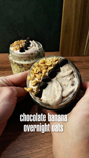 Dessert for breakfast, but with protein + fiber 🤎🍌

These Chocolate Banana Overnight Oats are creamy, naturally sweet from banana and topped with a thick chocolate Greek yogurt layer.

✨ Around 30g protein
✨ 10g+ fiber
✨ Perfect for meal prep

Chocolate Banana Overnight Oats | Makes 1 serving

Oat Base
• 1/2 cup rolled oats
• 1/2 cup unsweetened almond milk
• 1 tbsp chia seeds
• 1/2 banana, mashed
• 1/2 serving vanilla protein ( I use Naked Nutrition Vanilla Whey Iso)
• 1/2 tbsp pure maple syrup
• 1/2 tsp vanilla extract
• Pinch of salt

Chocolate Yogurt Topping
• 1/4 cup plain Greek yogurt
• 2 tsp sugar free chocolate pudding mix ( I use simply desserts)
• Splash of almond milk, if needed
• Sweetener to taste, optional

Directions

1. Add oats, almond milk, chia seeds, mashed banana, maple syrup, vanilla and salt to a jar or bowl.
2. Stir well, then mix in the protein powder.
3. Let sit for 5–10 minutes, stir again and refrigerate overnight or for at least 4 hours.
4. Mix the Greek yogurt and chocolate pudding mix until smooth. Add a splash of almond milk if needed.
5. Spoon the chocolate yogurt over the oats and enjoy.

#easyrecipes #overnightoats #chocolaterecipes #healthyrecipes #balanced