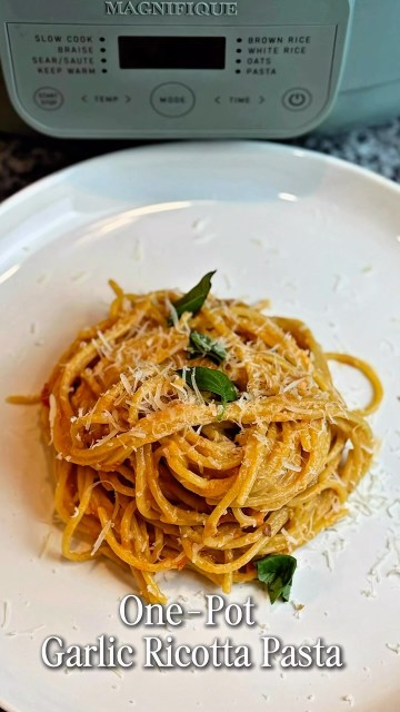 Creamy roasted garlic ricotta pasta made with simple ingredients and packed with so much flavor. 🍝🧄
Roasting the garlic and tomatoes first creates an incredible sauce that’s rich, creamy and tastes like it simmered for hours. Then the pasta cooks right in the same pot, soaking up every bit of that flavor.
✨ Creamy Roasted Garlic Ricotta Pasta
Roast (400°F for 30-35 minutes):
• 1 head garlic, top sliced off
• 1 pint cherry tomatoes
• 1 sprig fresh thyme
• Olive oil
• Salt & pepper
Then:
• Squeeze the roasted garlic cloves back into the tomatoes and mash together.
• Stir in 1/4 tsp crushed red pepper flakes.
• Add 1 lb spaghetti.
• Pour in enough chicken or vegetable broth to just cover the pasta.
• Cook on pasta mode until the pasta is tender, stirring occasionally if needed.
• Stir in ricotta cheese and fresh basil until creamy.
Simple ingredients. Big flavor. Minimal cleanup.
I made this in my Magnifique Claypot Multicooker, so I could roast and cook everything in one pot. If you’re looking for non-toxic cookware, use code ALISSA10 or check the link in my bio.
Save this for your next pasta night! 🤍
#roastedgarlic #healthyfood #easyrecipes #onepotmeal #healthyrecipes