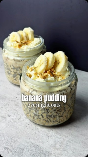 🍌 Banana Pudding Overnight Oats
Banana pudding for breakfast, but make it creamy, packed with fiber and easy to meal prep.
These banana pudding overnight oats are made with rolled oats, chia seeds, banana and Greek yogurt for a filling breakfast that tastes way more like dessert. Prep them the night before and breakfast is ready when you are.
Oat Layer
1/2 ripe banana, mashed
1/2 cup rolled oats
1/2 cup unsweetened almond milk
1 tbsp chia seeds
1 tbsp pure maple syrup
1/2 tsp vanilla extract
Pinch of sea salt
( you can add a scoop of vanilla protein if you like an extra protein boost)
Banana Pudding Layer
1/4 cup plain Greek yogurt
2 tsp sugar-free banana pudding mix ( i use simply desserts)
Toppings
Fresh banana slices
Crushed graham cracker
Mix all of the oat layer ingredients until well combined.
In a separate bowl, mix the Greek yogurt and banana pudding mix until smooth. Spoon it over the oats, cover and refrigerate overnight.
Top with fresh banana slices and a little crushed graham cracker before serving. 🍌
Save this easy overnight oats recipe for your next breakfast meal prep!
#bananapudding #overnightoats #proteinpacked #healthyrecipes #easyrecipes