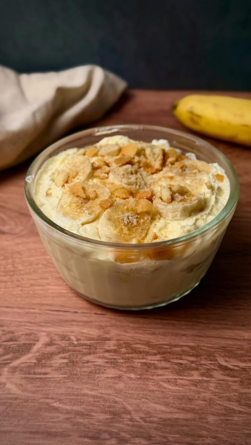 Banana pudding… but make it high protein 🍌

If you’ve been looking for a high protein dessert that actually tastes like the real thing, this is it. Creamy, layered, soft wafers, and over 30g protein per serving so it actually keeps you full.

Easy to make, simple ingredients, and way more balanced than traditional banana pudding.

High Protein Banana Pudding
Ingredients
	•1 1/2 cups plain Greek yogurt
	•1 serving vanilla protein powder ( @nakednutrition vanilla whey iso)
	•2 tbsp sugar-free banana pudding mix (@simplydessertsnatural 
	•Splash almond milk
	•1 medium banana
	•6 vanilla wafers

Optional
	•Whipped cream stirred in to make it fluffy

Instructions
	1.Mix yogurt + protein powder until smooth.
	2.Stir in pudding mix until thick and creamy (add a splash almond milk if needed).
	3.Layer with banana slices + crushed wafers.
	4.Repeat layers and top.
	5.Chill or eat right away.

Estimated Macros (2 servings)
250 calories
30g protein

Save this for an easy high protein snack, healthy dessert or quick breakfast.

(Discount links in my bio)

#bananapudding #proteinpacked #easyrecipe #healthyeating #healthydessert