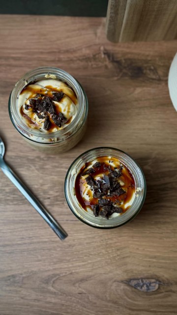 Snickers overnight oats, but actually balanced 🍫

If you want a high protein breakfast that feels like dessert, this is it.
Creamy oats layered with a peanut butter yogurt “nougat,” a date syrup drizzle that acts like caramel and dark chocolate on top.

You get that sweet + salty combo without it being overly sugary, and it actually keeps you full.

Made with simple ingredients, gut-friendly and easy to prep ahead.

What’s in it:
oats, chia seeds, milk, peanut butter, Greek yogurt, date syrup, dark chocolate

High protein, balanced carbs + fats and way more satisfying than grabbing something sugary in the morning.

Save this and try it, this one actually hits

Full recipe link in bio 🥰

#ᴏvernightoats #healthyrecipe #breakfastideas #gutfriendly #mealprepping