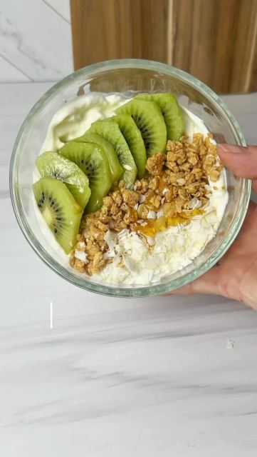 Simple breakfasts like this are underrated. 🥝

Kiwi isn’t just good because it tastes refreshing. It actually contains a natural enzyme called actinidin that helps break down protein and support digestion. Plus it’s packed with fiber and vitamin C, which both play a role in gut health.

Paired with Greek yogurt for protein and probiotics, this is one of those easy meals that tastes good and leaves you feeling good too.

Takes 2 minutes, keeps you full and honestly feels way fancier than the effort required.

Kiwi Yogurt Bowl
Ingredients
• 1 cup plain Greek yogurt (I use 0%)
• 1 kiwi, sliced
• 1–2 tsp honey
• 2–3 tbsp granola
• 1 tbsp coconut flakes

Perfect for a quick breakfast, snack or lighter dessert.

#healthybreakfast #kiwi #yogurtbowl #wholefood #easyrecipe