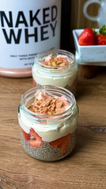 🍓 Strawberries & Cream Protein Chia Pudding
It doesn’t get much easier than this.
If you’re looking for a cold, high protein breakfast for summer, these Strawberries & Cream Protein Chia Pudding jars are perfect.
They’re creamy, refreshing, meal-prep friendly, and come together in just a few minutes.
I made mine with Strawberry Naked Whey from @nakednutrition. Each serving has 25g of protein from 100% grass-fed whey and is made with real dried strawberries and NO artificial sweeteners, flavors, colors or preservatives.
Save this one for your next meal prep!
(2 servings)
Strawberry Chia Layer
• 6 oz unsweetened almond milk
• 4 tbsp chia seeds
• 1 scoop Strawberry Naked Whey
• 1 tsp vanilla or strawberry extract
• 1 tbsp pure maple syrup or honey
Whisk everything together and refrigerate overnight.
Yogurt Layer
• 3/4 cup plain Greek yogurt
• 1 scoop Strawberry Naked Whey
• 1 tsp strawberry extract
• 1 -2 tsp pure maple syrup (your sweetness preference)
Layer with:
• Fresh strawberries
• Freeze-dried strawberry crumbs
• Optional graham cracker
#nakednutritionpartner #easyrecipes #chiapudding #healthybreakfast #summerrecipes