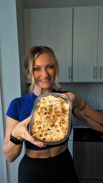 Carrot cake for breakfast? Absolutely. 🥕🤍

These High Protein Carrot Cake Overnight Oats are creamy, naturally sweet and topped with a white chocolate-style “icing” layer made with @simplydessertsnatural.

✔️ 30g protein per serving
✔️ Meal prep friendly
✔️ Fiber-packed
✔️ Tastes like dessert

This is the kind of breakfast that helps you hit your protein goals without eating the same thing every day. Just prep it the night before and wake up to a breakfast that’s ready to go.

Perfect for busy mornings, post-workout fuel or anytime you’re craving something sweet without the sugar crash.

Recipe linked in bio and in comments 

#carrotcake #overnightoats #healthyrecipe #easyrecipes #proteinpacked