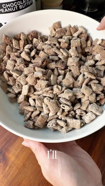 Chocolate Peanut Butter Protein Puppy Chow 🍫🥜
Your game day snack just got a protein boost. 🏈
This Chocolate Peanut Butter Protein Puppy Chow has everything you want from crunchy Chex, creamy peanut butter and chocolate made with @nakednutrition Chocolate Peanut Butter Naked Whey mixed into the coating for an easy way to add 25g of protein without the artificial sweeteners or extra junk. #nakednutritionpartner
What you need:
5 cups Rice Chex
1/2 cup semi-sweet or dark chocolate chips
1/3 cup creamy peanut butter
1 tsp coconut oil
1/2 tsp vanilla
Pinch of sea salt
1 serving Chocolate Peanut Butter Naked Whey
1/3 cup powdered sugar
Coat the Chex in melted chocolate + peanut butter. Combine the protein powder and powdered sugar in a large container, add the coated cereal, secure the lid, and shake until completely coated.
Easy, chocolatey, peanut buttery, and made for game day. 🤎
#proteinpacked #easyrecipes #gameday #snacks