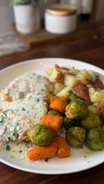 🍗 Garlic Parmesan Chicken & Roasted Potatoes
An easy healthier weeknight dinner with tender garlic roasted potatoes, precooked grilled chicken and a creamy Greek yogurt garlic Parmesan sauce. Simple, filling and so good. 🤍
Garlic Roasted Potatoes
1 lb baby red potatoes, quartered
1 tbsp olive oil
2 cloves garlic, minced
1 tbsp fresh parsley
Salt + pepper
Chicken
1 lbs precooked grilled chicken breast
Garlic Parmesan Sauce
1 tbsp butter
3–4 cloves garlic, minced
1/3 cup chicken broth
1/3 cup milk of choice
1/3 cup freshly grated Parmesan
1/4 cup plain Greek yogurt
1 tsp arrowroot or cornstarch + 1 tbsp cold milk of choice
1–2 tsp lemon juice
1/2 tsp Italian seasoning
Black pepper
1 tbsp fresh parsley
Toss potatoes with olive oil, garlic, parsley, salt and pepper. Roast at 400°F for 25–30 minutes, until fork tender.
For the sauce
sauté garlic in butter for 30 seconds. Add broth, milk and Italian seasoning and gently simmer. Whisk in the arrowroot/cornstarch slurry and cook until slightly thickened.
Remove from heat, stir in Parmesan, then let cool slightly before whisking in Greek yogurt, lemon juice, pepper and parsley.
Warm the chicken, pour the garlic Parmesan sauce over the top and serve with the roasted potatoes.
#healthyrecipes #healthydinner #easyrecipes #garlicparmesan #mealprepping